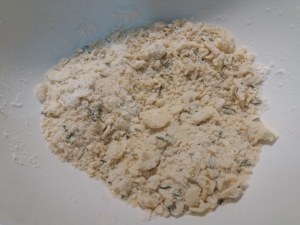 Tartara di baccala con panna acida alle olive nere su biscotto di pasta frolla al rosmarino