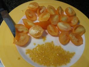Linguine con pesto di pomodori secchi melanzane pomodori gialli del piennolo confit olive mandorle uvetta e pecorino stagionato