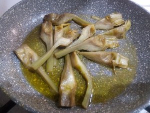 Mezze maniche alla carbonara con carciofi su fonduta di gorgonzola