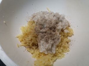 Tortelli ripieni di patate e baccala con crema al burro e noci su vellutata di boccoli