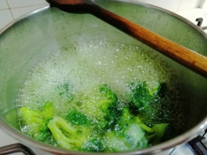 Orecchiette con broccoli e frutti di mare profumate al limone