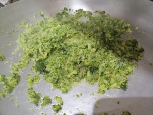 Bucatini con broccoli filetti di acciughe provolone del monaco e mandorle tostate