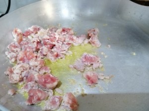 Pappardelle con pomodoro del piennolo gorgonzola salsiccia alla birra e tarallo sbriciolato
