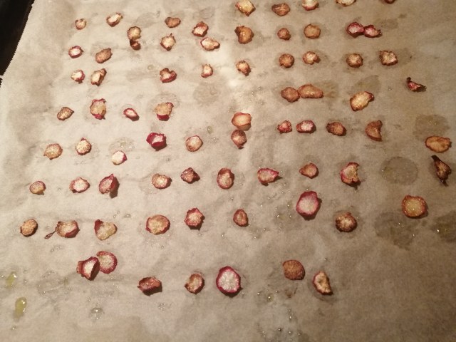 Filetto di salmone in crosta di arachidi e pepe rosa con crema e chips di ravanelli