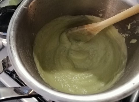 Polpo ammuddicato al pistacchio su crema di cavolfiore verde e gorgonzola